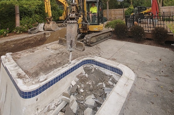 What Are the Differences Between Gunite, Fiberglass & Vinyl Pool Removal?